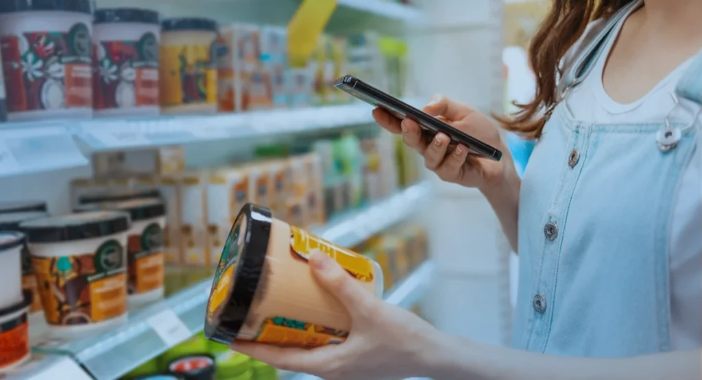 Skanowanie produktu w sklepie jako przykład cyfrowej identyfikacji towarów