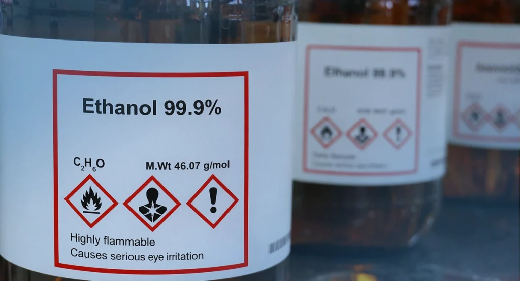 Etykieta CLP etanolu 99,9% z informacjami chemicznymi i piktogramami zagrożeń.
